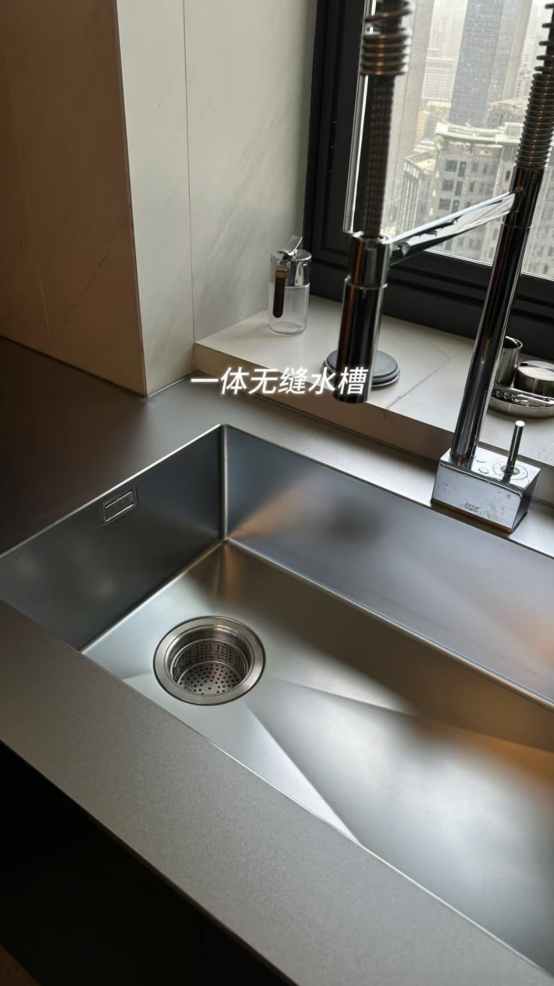 天啊！閨蜜家的廚房也太會布局了吧！蘋果砂墻板+不銹鋼臺面，360°無死角，我酸了！