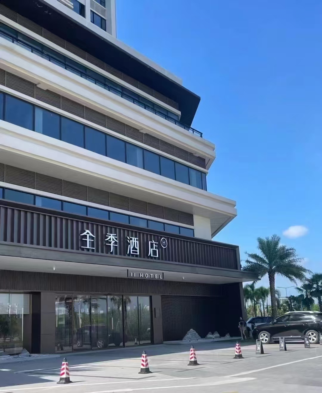 一塊會發光的金屬板，如何讓空間價值翻倍？——揭秘不銹鋼長城板的工藝與高端應用