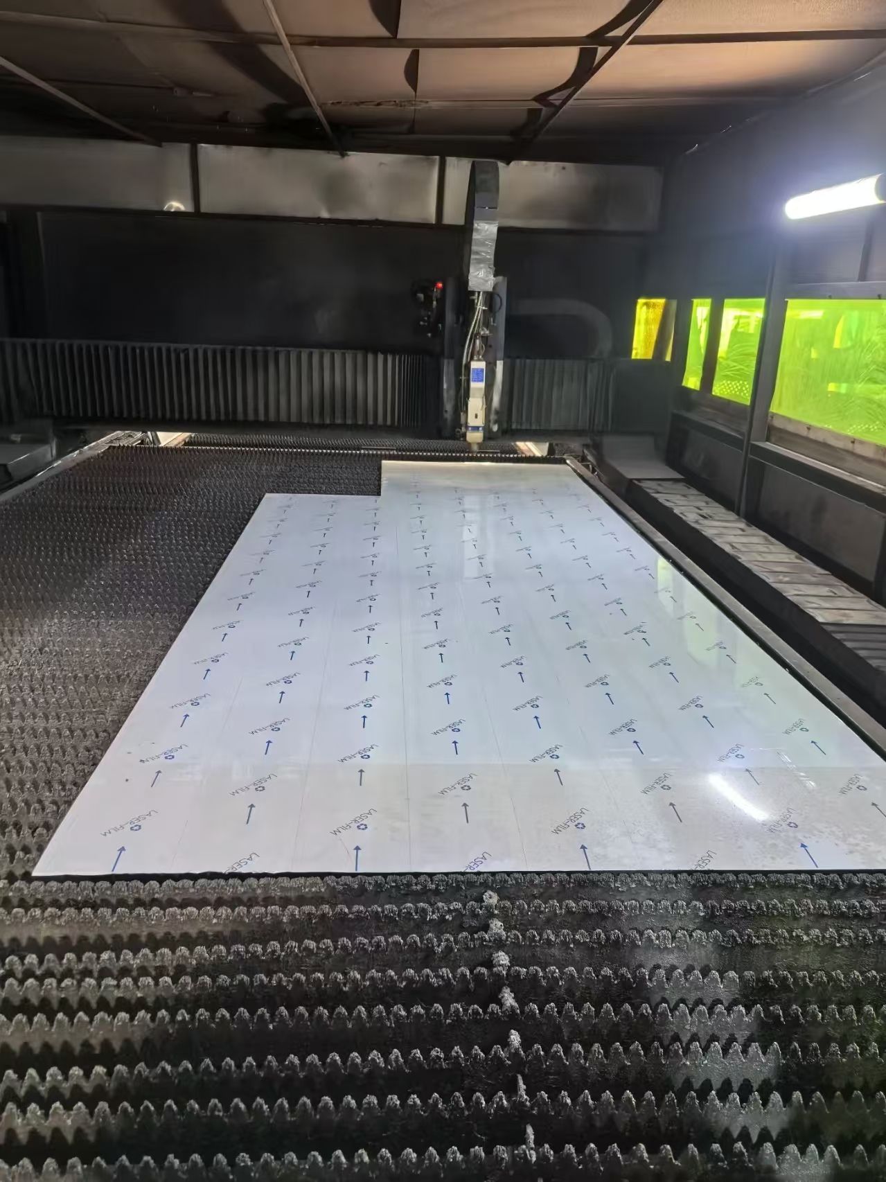 "8K鏡面背后的科技：蜂窩板加工全流程大揭秘"